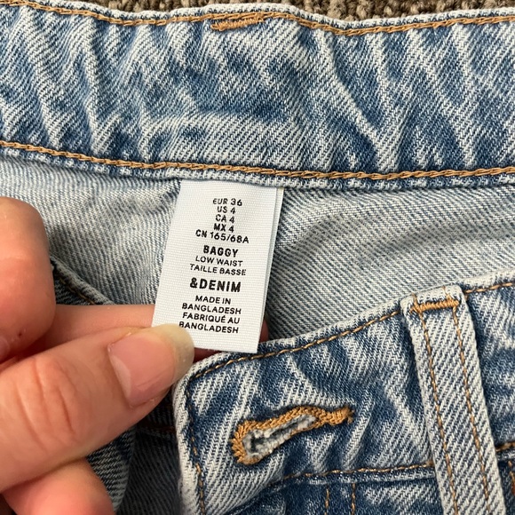 Baggy Mid-Rise Ripped Jeans - Picture 2 of 3